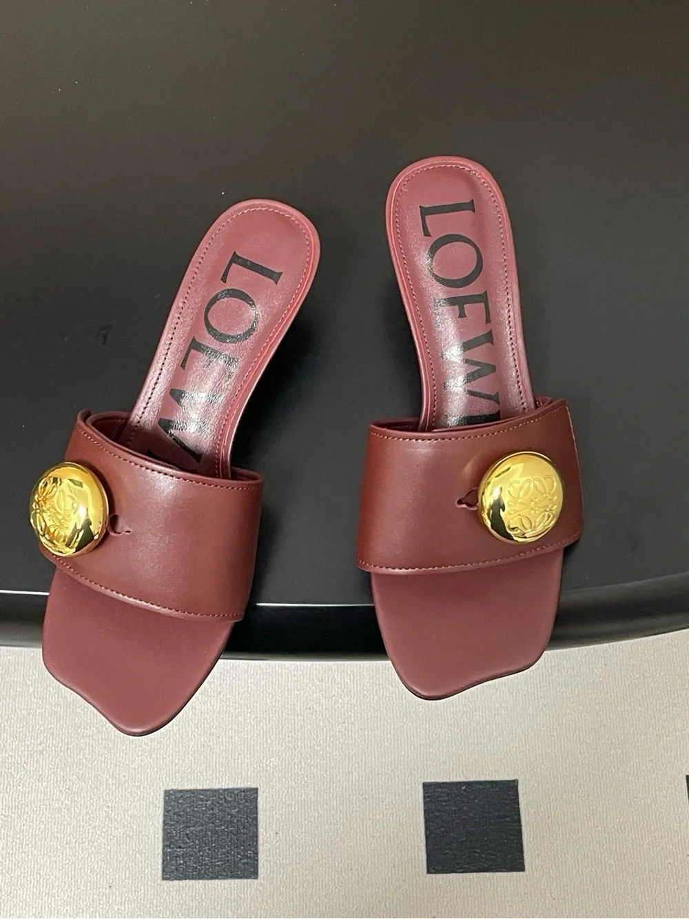LOEWE Pebble Burgundy Leather Kitten Heel Mules Sandals Gold Anagram Hardware - Picture 4 of 8